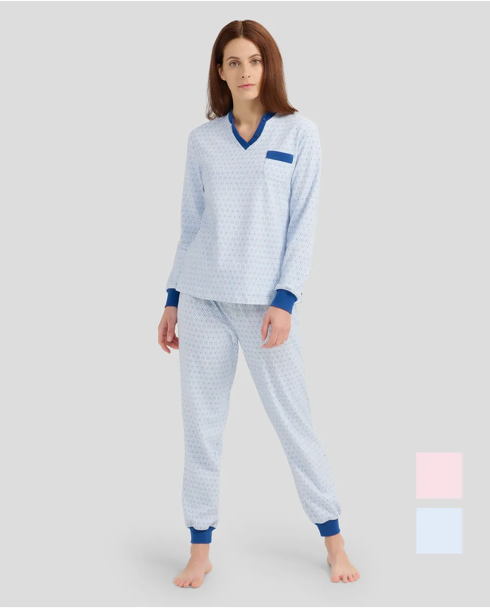 Woman with long winter pyjamas with cuffs and light blue oval print