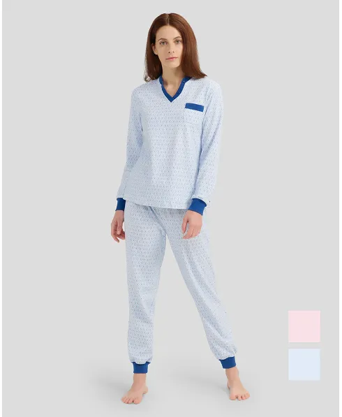 Woman with long winter pyjamas with cuffs and light blue oval print