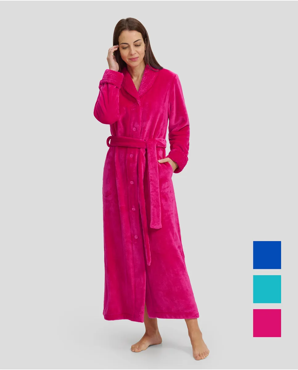 Woman in a long flannel coat crossed with fuchsia-coloured belt and cuffs