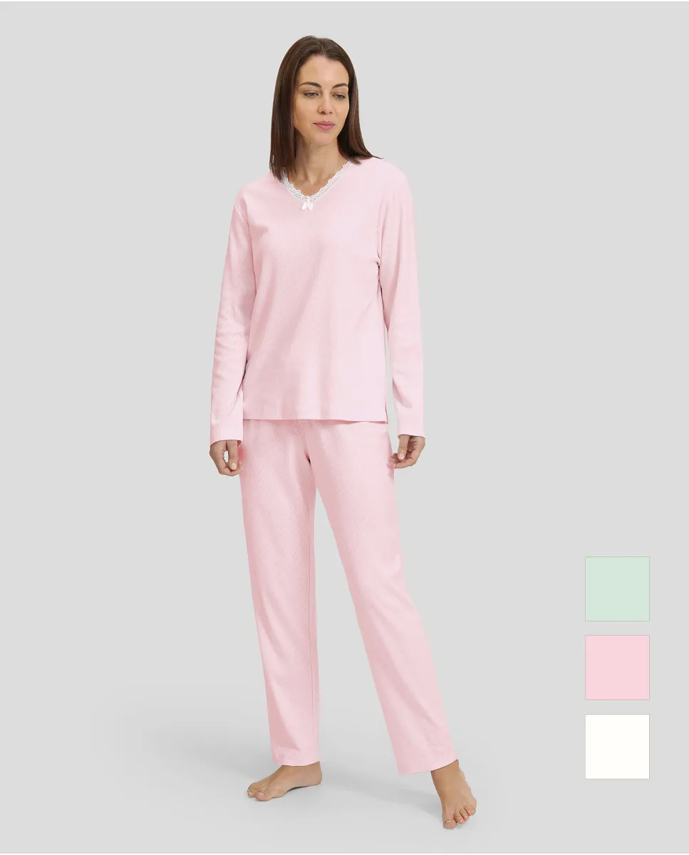 Mujer con pijama lencero de invierno rosa con cuello pico y puntilla