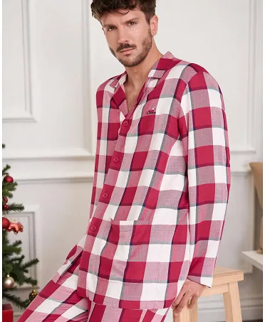 Vista detalle de pijama camisero para hombre estampado cuadros rojos