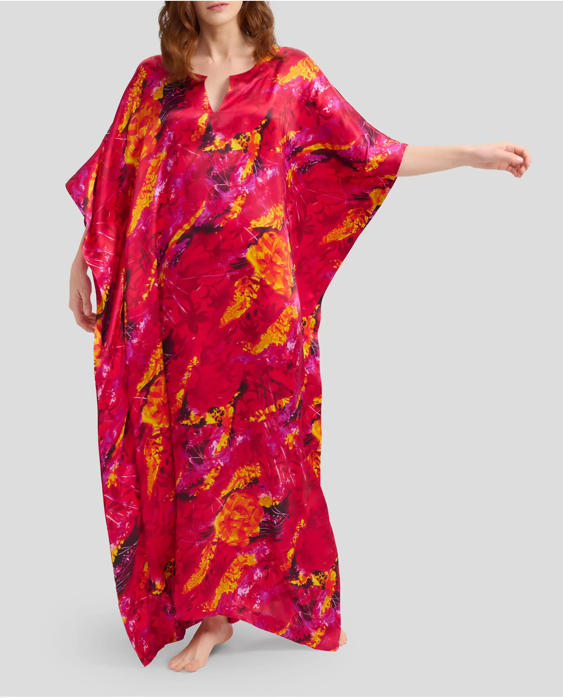 mujer con Kaftan de seda rojo estampado de flores