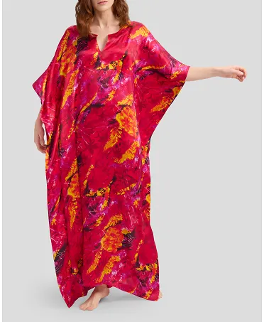 mujer con Kaftan de seda rojo estampado de flores