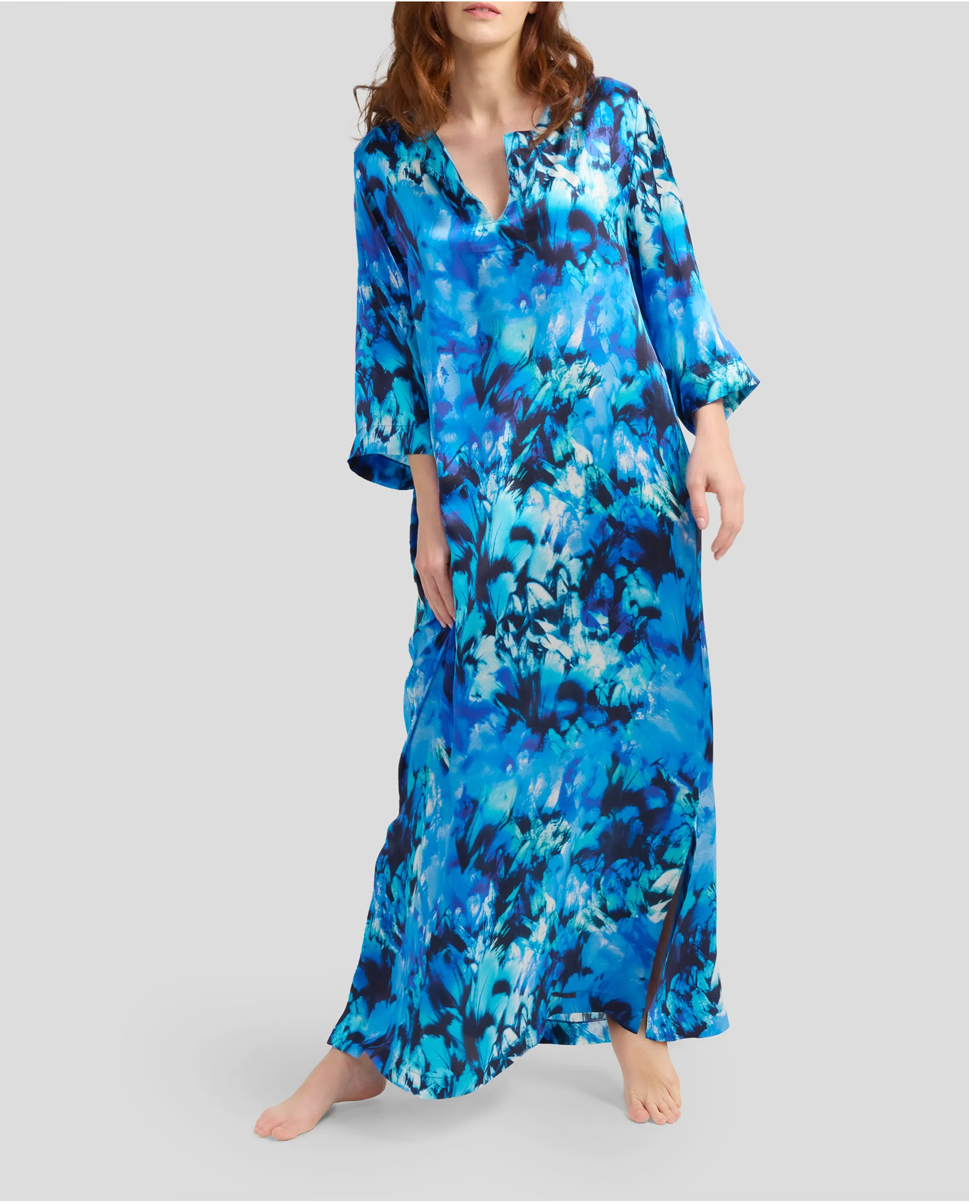 Mujer con Kaftan de seda azul estampado