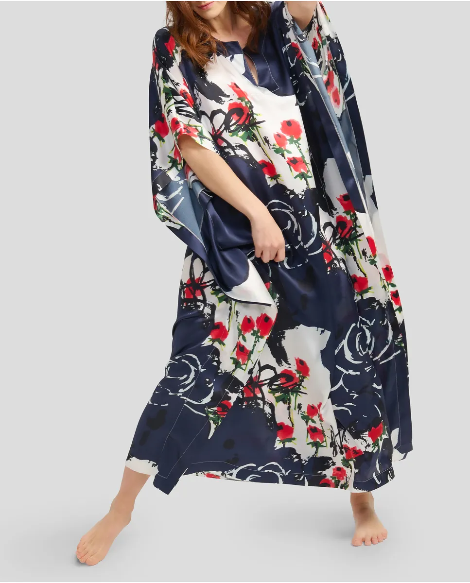 Mujer viste caftan de verano en seda natural estampado