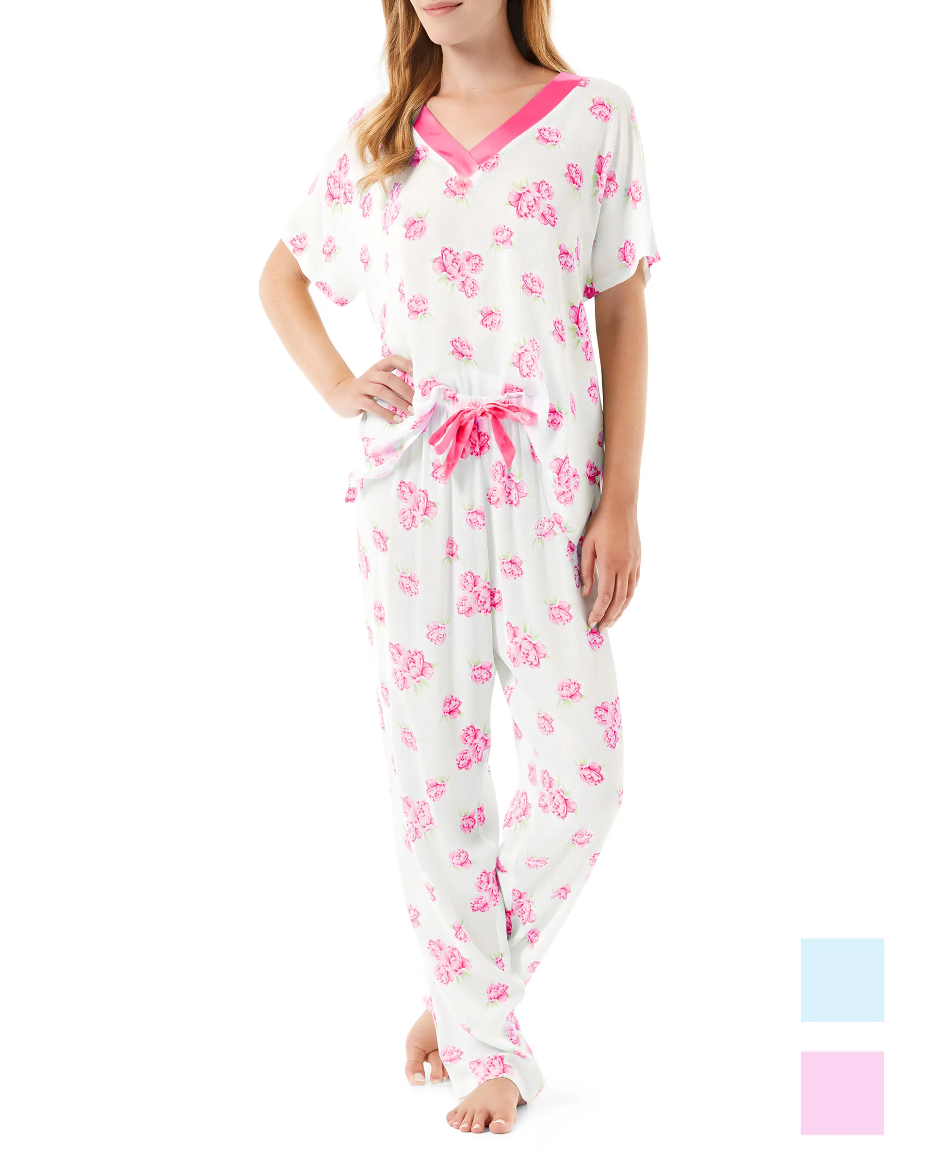 Pijama largo de verano para mujer de flores fucsia con cuello pico y raso a juego