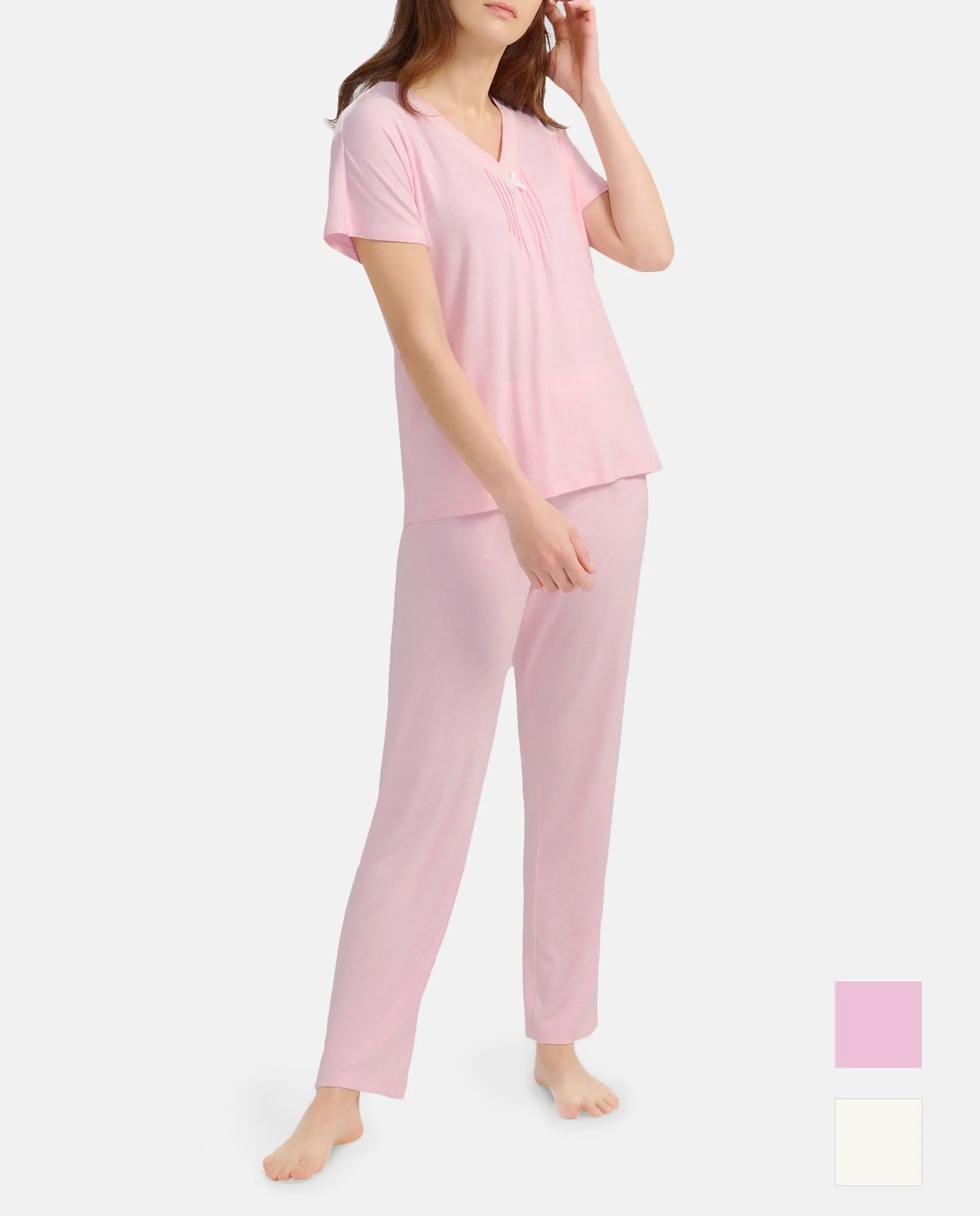 Modelo con pijama largo de verano rosa con cuello con puntilla decorativa