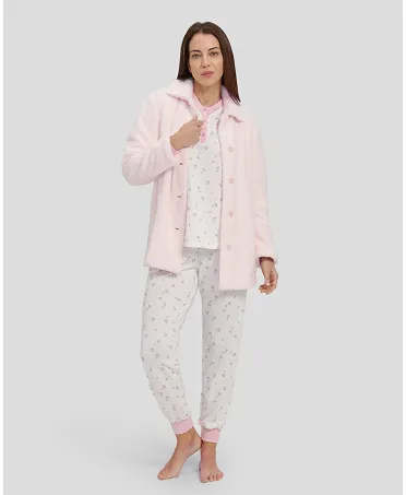 Mujer con conjunto de pijama de invierno de corazones rosas y bata borreguillo celeste abotonada