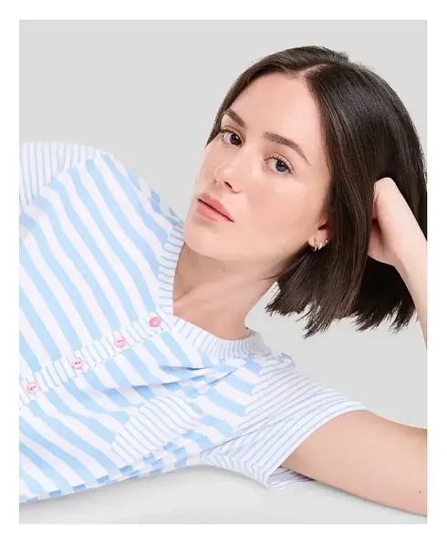 Vista detalle de mujer con camiseta de manga corta a rayas para dormir este verano y cuello con botones rosas