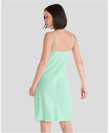 Mujer con camisón de tirantes para verano en color verde con estampado topitos blancos. Fresco y vaporoso