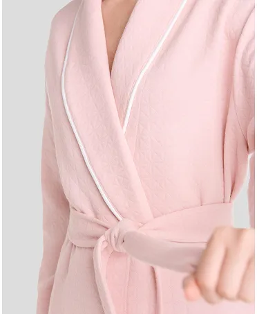 Detalle de bata lencera cruzada de verano color rosa para mujer con cuello smoking con vivo y cinturón