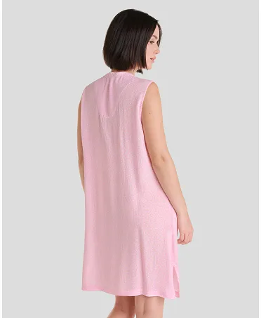 Woman with sleeveless short sleeveless nightdress in pink viscose ideal for summer.