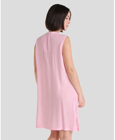 Woman with sleeveless short sleeveless nightdress in pink viscose ideal for summer.