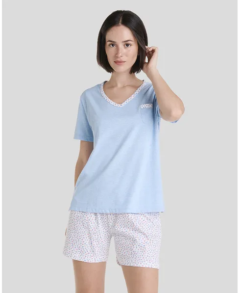 Women's pyjama set with blue short-sleeved V-neck T-shirt with flowers and matching shorts with pockets