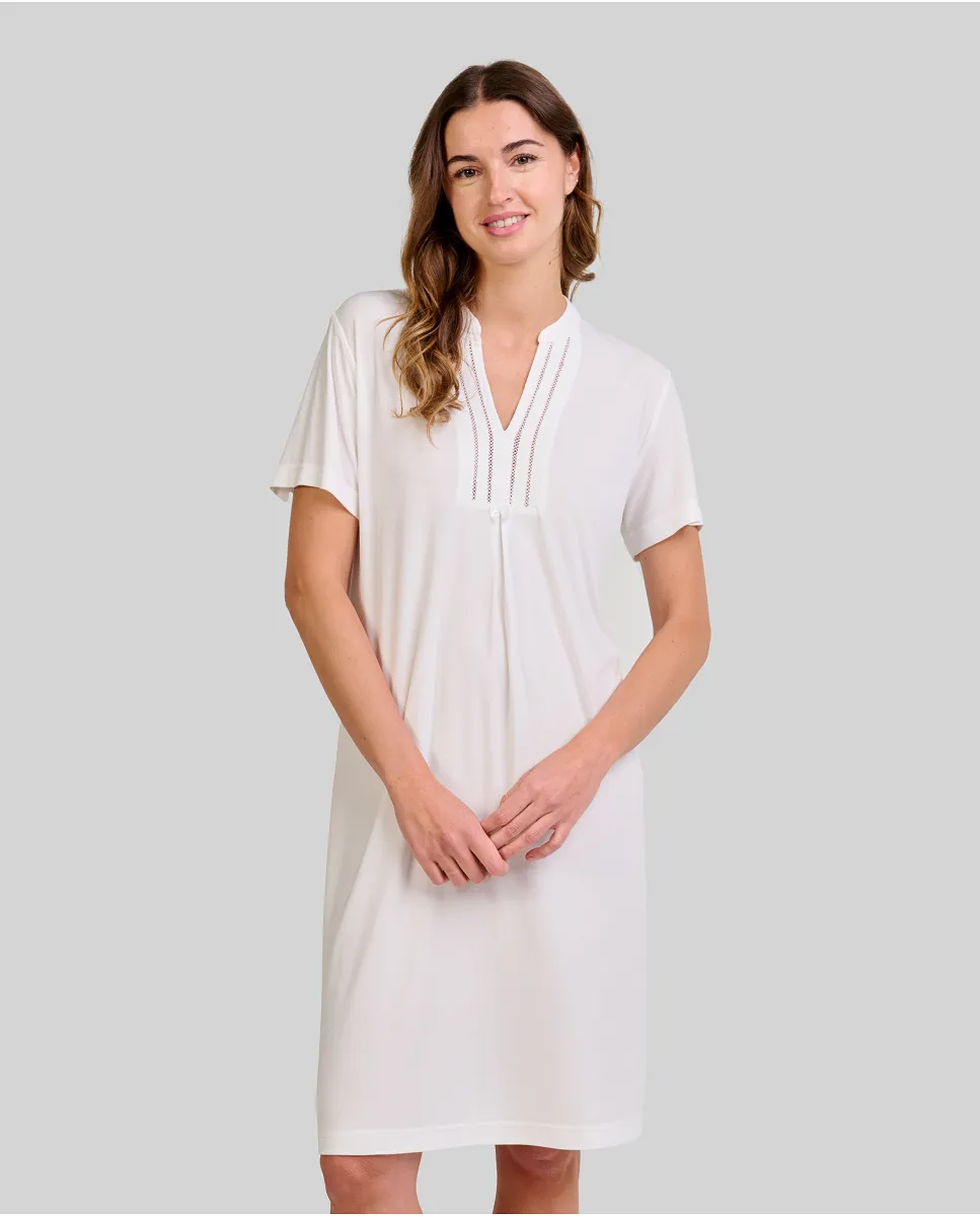 Ivory short-sleeved lingerie nightdress in ribbed short sleeves, open neckline, with underlay