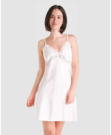 Short nightdress with jacquard checkered straps, with lace and straps.