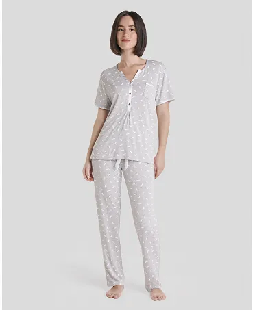 Pijama largo de manga corta gris para verano con cuello abierto y estampado de plumas