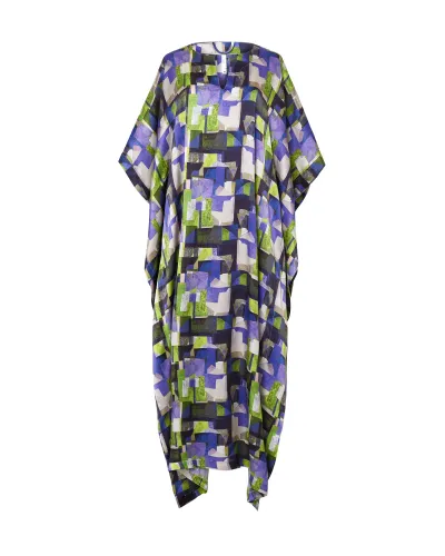 Mujer con caftán de verano largo en seda natural malva, mangas mariposa y estampado geométrico