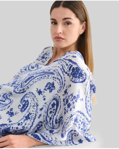 Mujer con caftán veraniego largo de seda natural de escote abierto y manga mariposa blanco con estampado azul