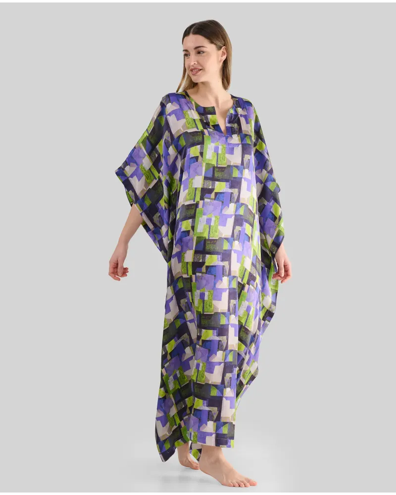 Mujer con caftán de verano largo en seda natural malva, mangas mariposa y estampado geométrico