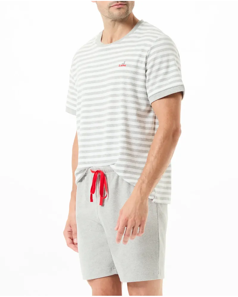 Hombre con camiseta de pijama de rayas grises y pantalones cortos para verano