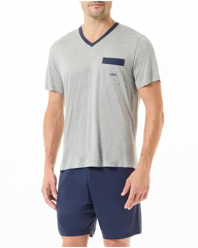 Hombre con pijama corto de verano con camiseta de pico gris y pantalón corto marino