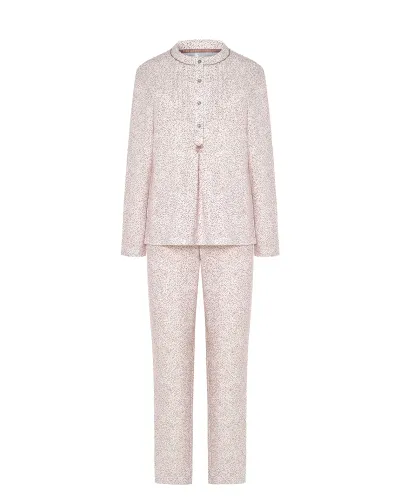 Mujer posando con sutil y elegante pijama de manga larga y pantalón de estampado floral camel.