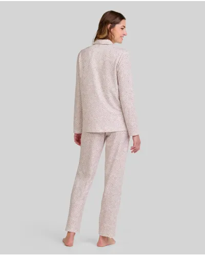 Mujer luce pijama camel de manga larga con estampado de florecitas, ideal para dormir cómoda.