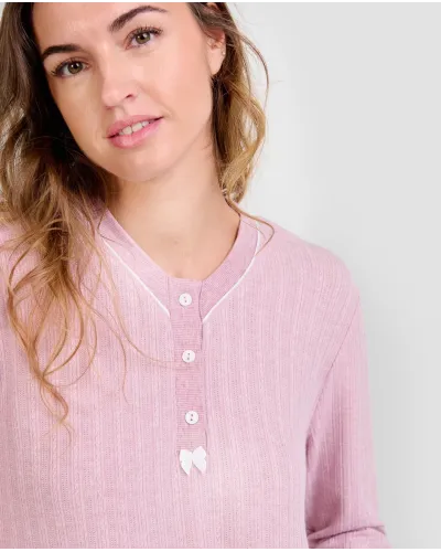 Mujer con pijama rosa palo de manga larga y botones, pantalón a juego con cuello abotonado