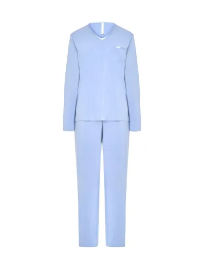 Mujer con pijama largo en tejido modal azul acero con escote pico y detalles en raso