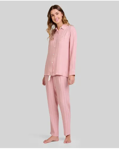 Mujer luce pijama de invierno abierto a rayas rosa palo de manga larga, con botones y bolsillo decorativo