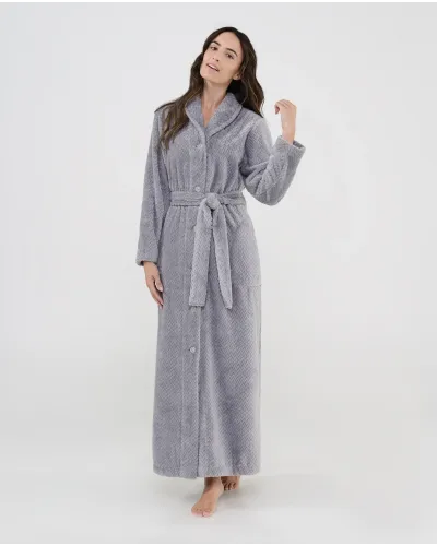 Mujer luce bata larga gris jacquard con botones, cinturón y bolsillos laterales