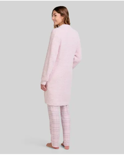 Mujer con bata larga rosa claro de cremallera y bolsillos y pantalones de pijama a cuadros rosa