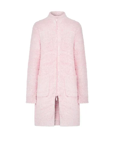 Mujer con bata larga rosa claro de cremallera y bolsillos y pantalones de pijama a cuadros rosa