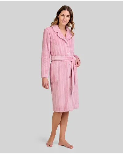 Mujer con bata cruzada en jacquard rosa con rayas, bolsillos y cinturón.