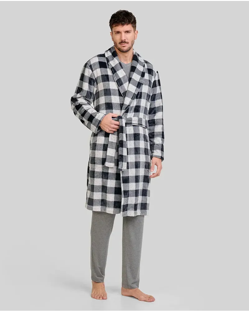 Hombre viste cálida bata de estar en casa de invierno gris a cuadros con pijama y camiseta grises