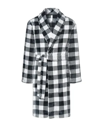 Hombre viste cálida bata de estar en casa de invierno gris a cuadros con pijama y camiseta grises