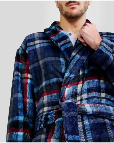 Hombre con bata larga cruzada cuello smoking estampado de cuadros azul y rojo para invierno