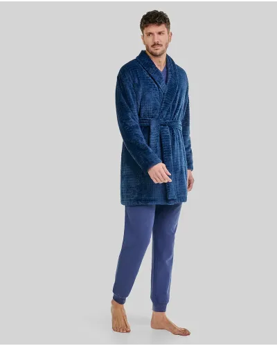 Hombre con bata cruzada de invierno jacquard cuadros marino y pantalón pijama a juego