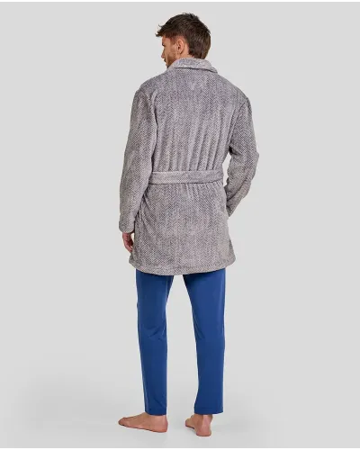 Hombre con bata de estar en casa gris de textura de espiga, cuello smoking y cinturón