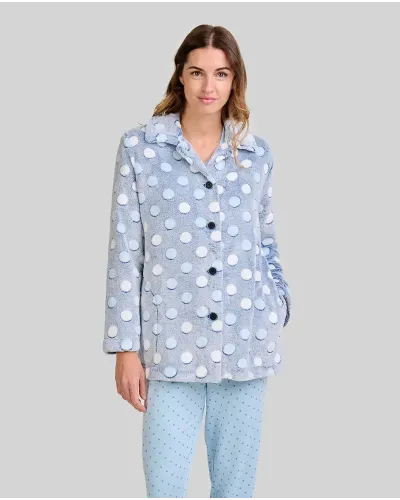 Mujer luce cómoda bata corta azul celeste con lunares y abertura de botones para invierno