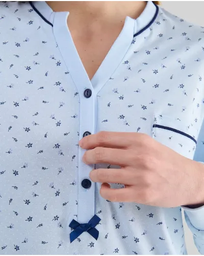 Mujer con camisón manga larga celeste florecitas y cuello abierto botones con lazo