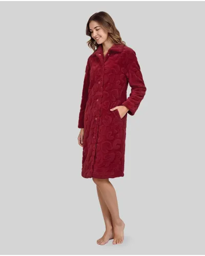 Mujer con bata larga de invierno abotonada y con bolsillos en amoroso tejido jacquard granate
