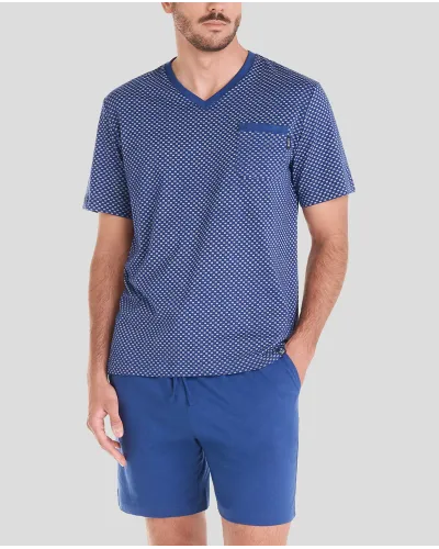 Hombre con pijama corto de verano azul estampado estilo corbatero