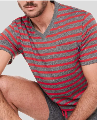 Hombre con pijama de manga corta de verano a rayas rojas y pantalón corto gris