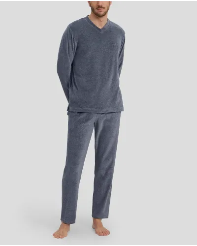 Hombre con pijama de hombre largo de terciopelo liso gris de manga larga con bolsillos