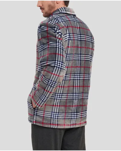 Hombre con bata corta de invierno a cuadros gris y cremallera