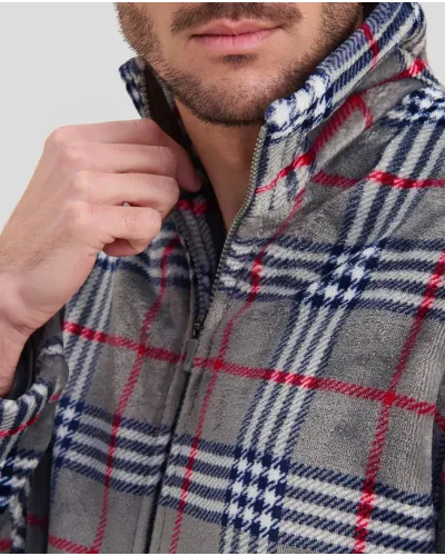 Hombre con bata corta de invierno a cuadros gris y cremallera