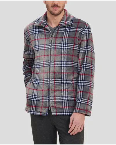 Hombre con bata corta de invierno a cuadros gris y cremallera