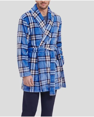 Hombre con bata corta de invierno cruzada a cuadros azules